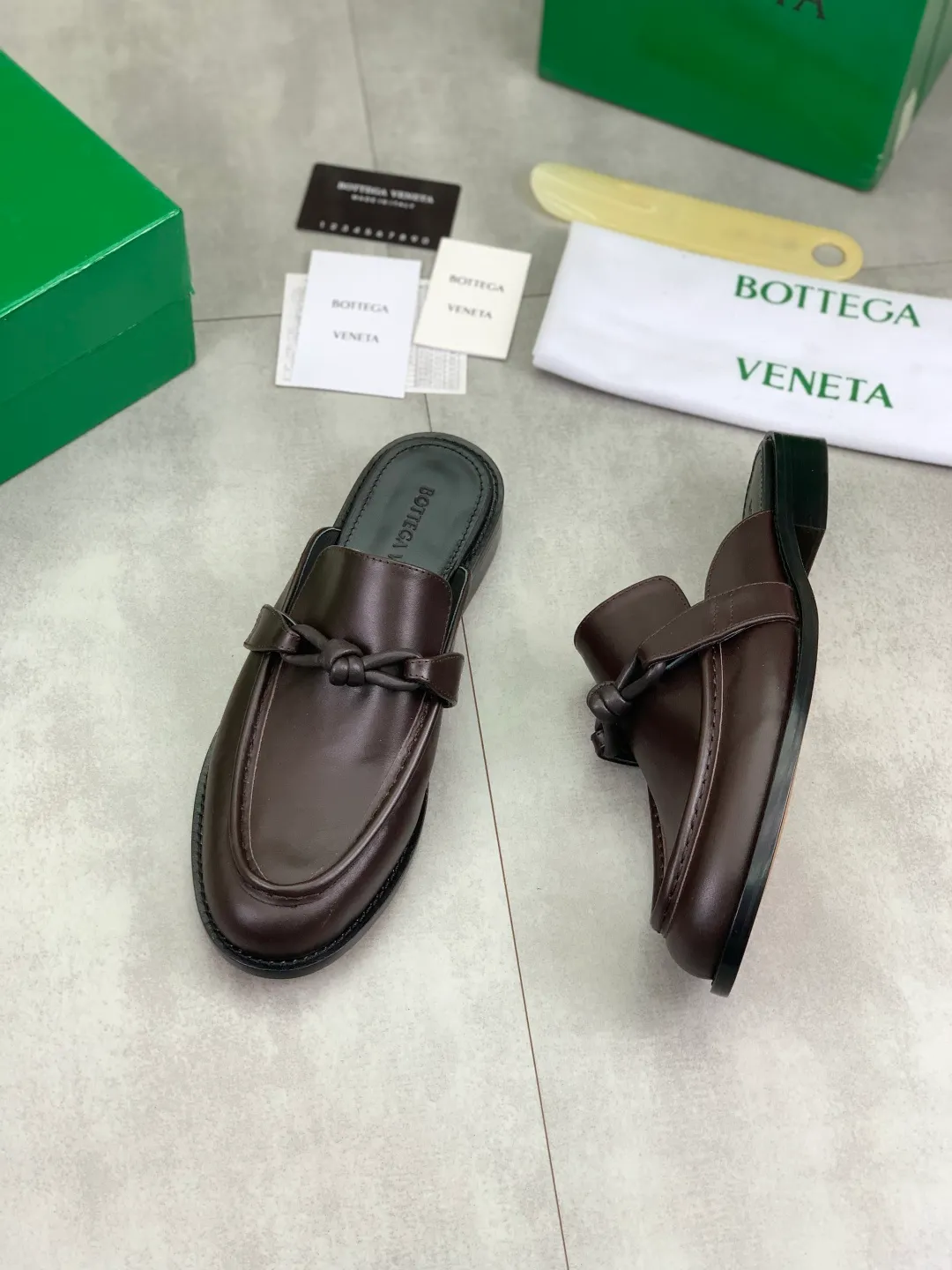 Men's shoes 💰P800 [New model] (genuine leather outsole) water-dyed cow lining 💰High-quality business couple half-slip leather shoes 💎💎💎 BOTTEGA VENETA official website synchronizes the latest top version of BV in the market, accepts material comparison, shoe type comparison, process comparison, practical and textured, versatile and suitable for any occasion, the more you look at it, the more flavorful it becomes. Purely hand-knitted craftsmanship - Upper material, calfskin imported from Italy 🇮🇹 - High-quality water-dyed cowhide lining - Original private model customized leather outsole -Size: Female 35-39 (40 ordered) Male 39-44 (38 45 can be customized) Color: Multiple colors available